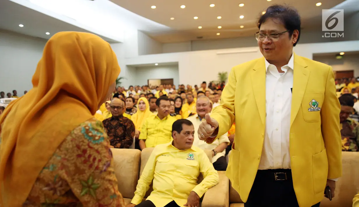 Ketua Umum DPP Partai Golkar Airlangga Hartarto (kanan) saat mengahadiri penyerahan calon Kepala Daerah di Kantor DPP Partai Golkar, Jakarta, Jumat (5/1). (Liputan6.com/JohanTallo)