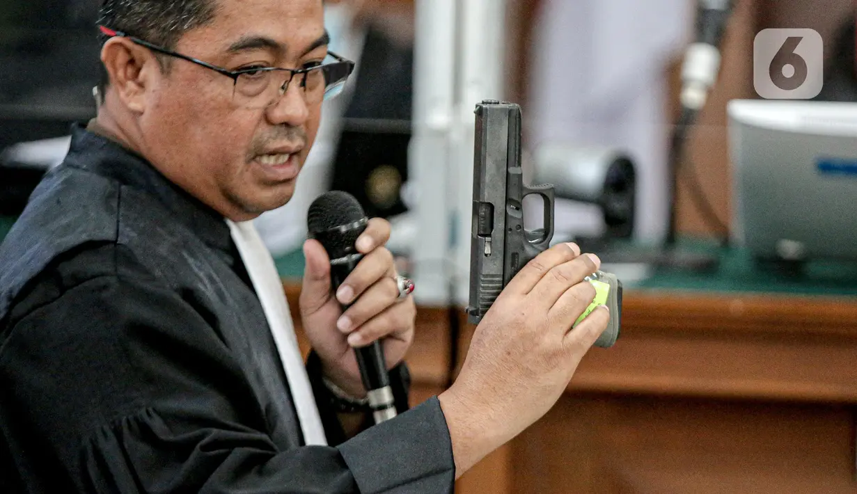 Jaksa menunjukkan barang bukti senjata HS dalam sidang lanjutan kasus pembunuhan Brigadir Yosua Hutabarat aau Brigadir J dengan terdakwa Ferdy Sambo dan Putri Chandrawathi di PN Jakarta Selatan, Jakarta, Selasa (22/11/2022). Jaksa Penuntut Umum (JPU) menghadirkan beberapa senjata api yang dijadikan alat bukti dalam kasus pembunuhan Brigadir J. (Liputan6.com/Faizal Fanani)