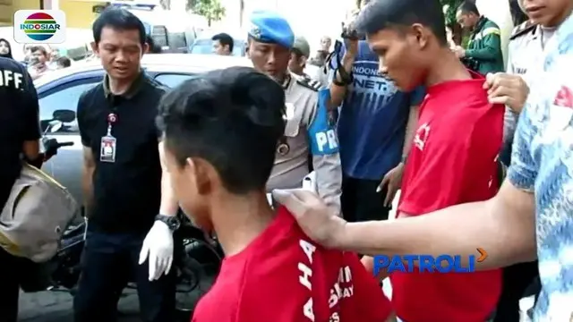 Pelaku pembunuhan wanita yang jasadnya dimasukkan ke dalam tong sampah plastik di Surabaya diamankan polisi. Pelaku mengaku sakit hati karena dituduh mencuri telepon genggam dan tidak digaji.