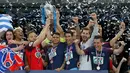 Pemain Paris Saint-Germain, Thiago Silva (tengah) memegang trofi seusai menjuarai Piala Prancis (Coupe de France) di Stade de France, Rabu (9/5). PSG menang 2-0 atas Tim divisi tiga, Les Herbiers pada final Piala Prancis. (AFP/FRANCK FIFE)