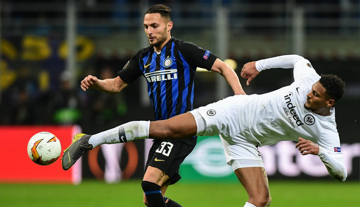Duel antara Danilo D’Ambrosio dengan Sebastian Haller pada leg kedua, babak 16 besar Liga Europa yang berlangsung di Stadion Giuseppe Meazza, Jumat (15/3). Inter Milan kalah 0-1 kontra Eintracht Frankfurt. (AFP/Miguel Medina)
