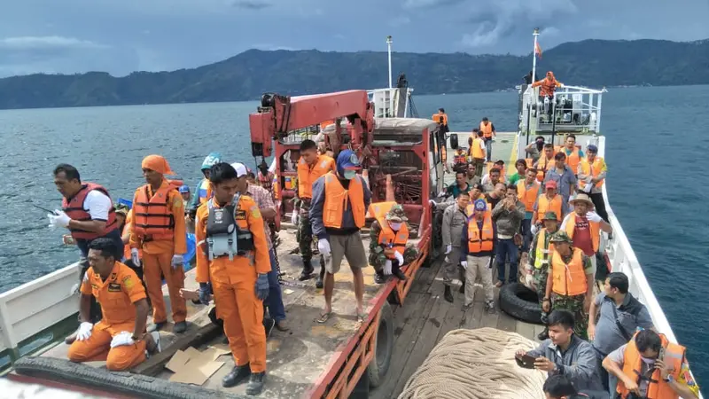Tim SAR gabungan mencari korban kapal tenggelam di Danau Toba