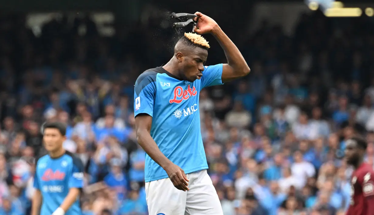 Ekspersi kekecewaan terpancar dari wajah pemain Napoli, Victor Osimhen, setelah Napoli ditahan imbang 1-1 oleh Salernitana dalam pertandingan lanjutan pekan ke-32 yang berlangsung di Stadion Diego Armando Maradona, Minggu (30/4/2023). (AFP/Filippo Monteforte)