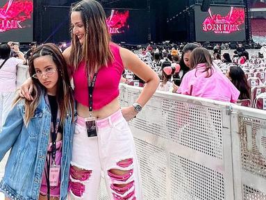 Nia Ramadhani dan Mikhayla Zalindra dalam momen konser Blackpink (IG/@ramadhaniabakrie)