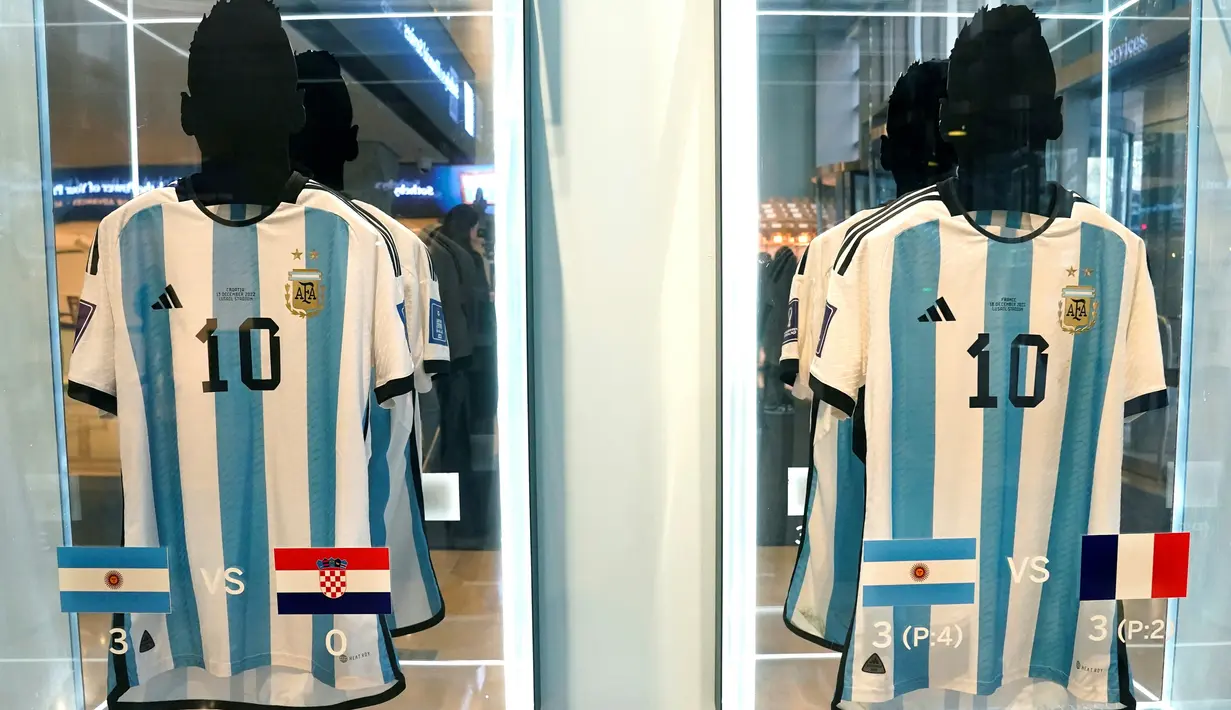Menyusul kemenangan Argentina di Piala Dunia 2022, jersey Lionel Messi dilelang dan diperkirakan akan terjual dengan harga yang cukup tinggi. (TIMOTHY A. CLARY / AFP)