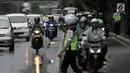 Polisi memberhentikan pengendara motor yang melanggar aturan jalur khusus sepeda motor di Jalan MH Thamrin, Jakarta, Kamis (8/2). Ratusan pengendara sepeda motor telah terkena sanksi tilang sejak diterapkan Senin (5/2) lalu. (Liputan6.com/Arya Manggala)