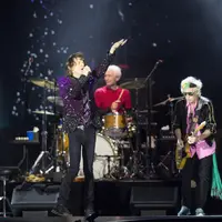 Semangat lima dekade yang menakjubkan ini ditebarkan oleh The Rolling Stones di panggung pada acara Roskilde Festival 2014, Denmark (3/7/2014). (Bintang/EPA)