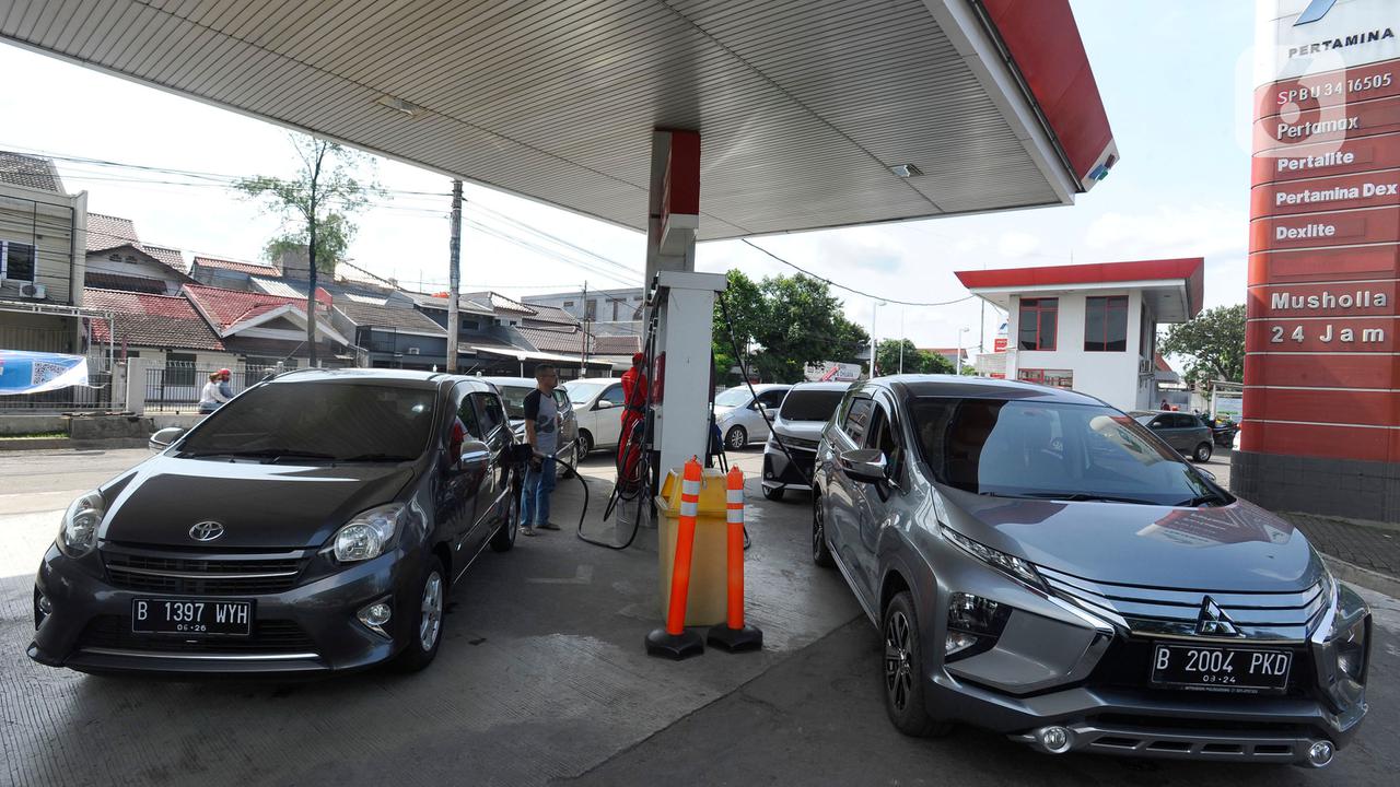 Antrean Kendaraan Jelang Pemberlakuan Kenaikan BBM di SPBU Cinere