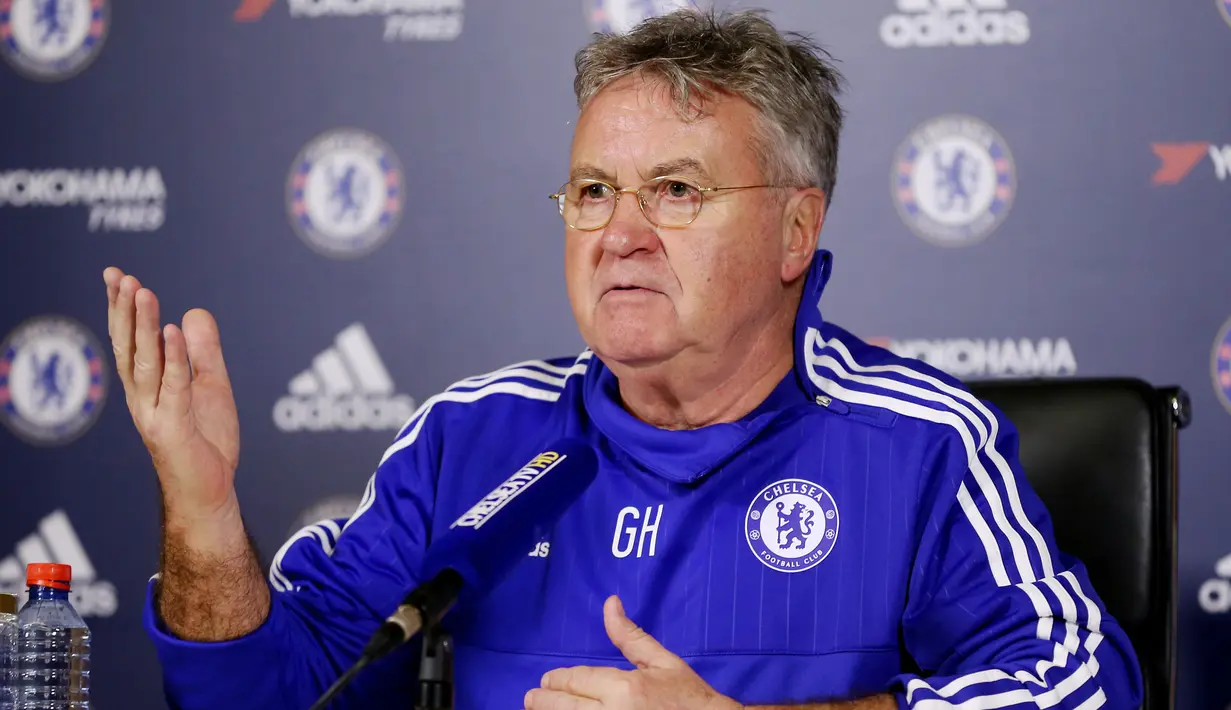 Pelatih Chelsea yang baru Guus Hiddink saat melakukan konferensi pers di tempat latihan Chelsea, Inggris, (23/12). Guus Hiddink menggantikan posisi Jose Murinho yang dipecat beberapa waktu lalu. (Reuters/Matius Childs)