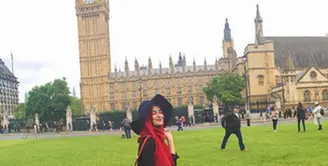 Shireen Sungkar berpose cantik di depan bangunan bersejarah Big Ben, London, Inggris. Dalam kunjungan Shireen ke London tidak hanya liburan namun juga untuk mendukung sang kakak, Zaskia Sungkar di ajang Oxford Fashion Week. (via instagram/@shireensungkar)