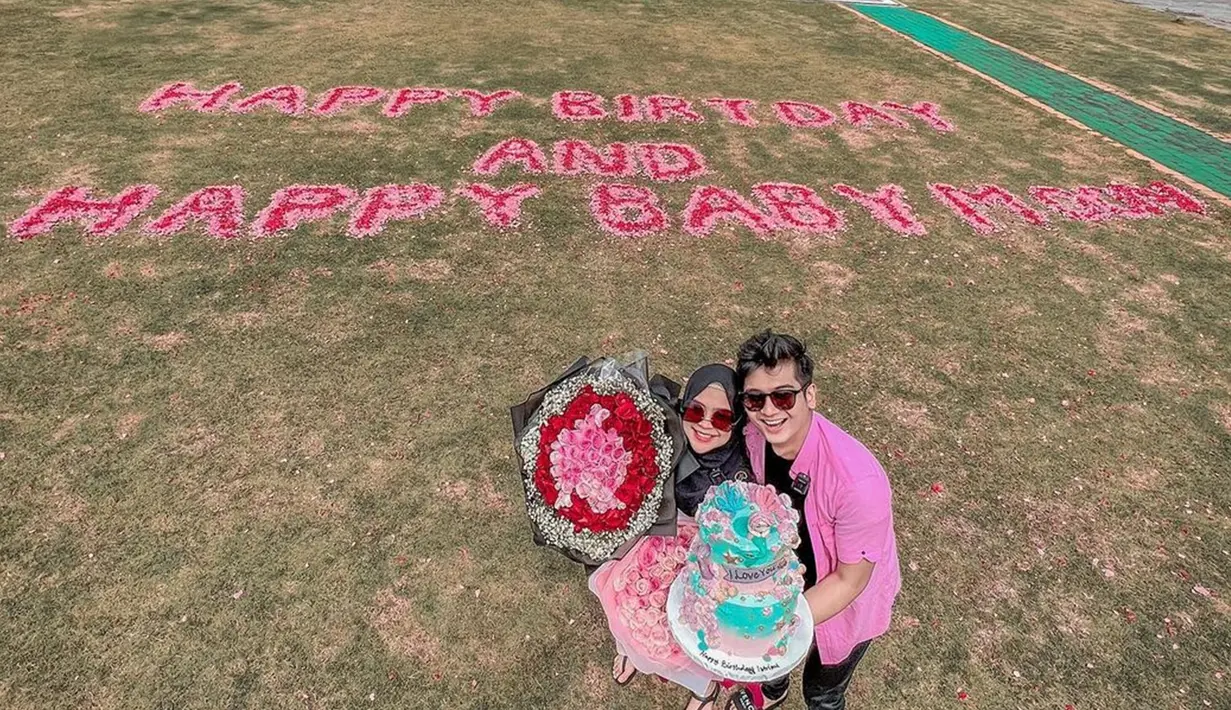 Saat menjalani babymoon, Ria Ricis juga mendapat kejutan ulang tahun dari Teuku Ryan. Dengan sebuah kue bertingkat dan dua buah buket bunga, Ricis tampak bahagia dengan kejutan dari suami.(Liputan6.com/IG/@riaricis1795)