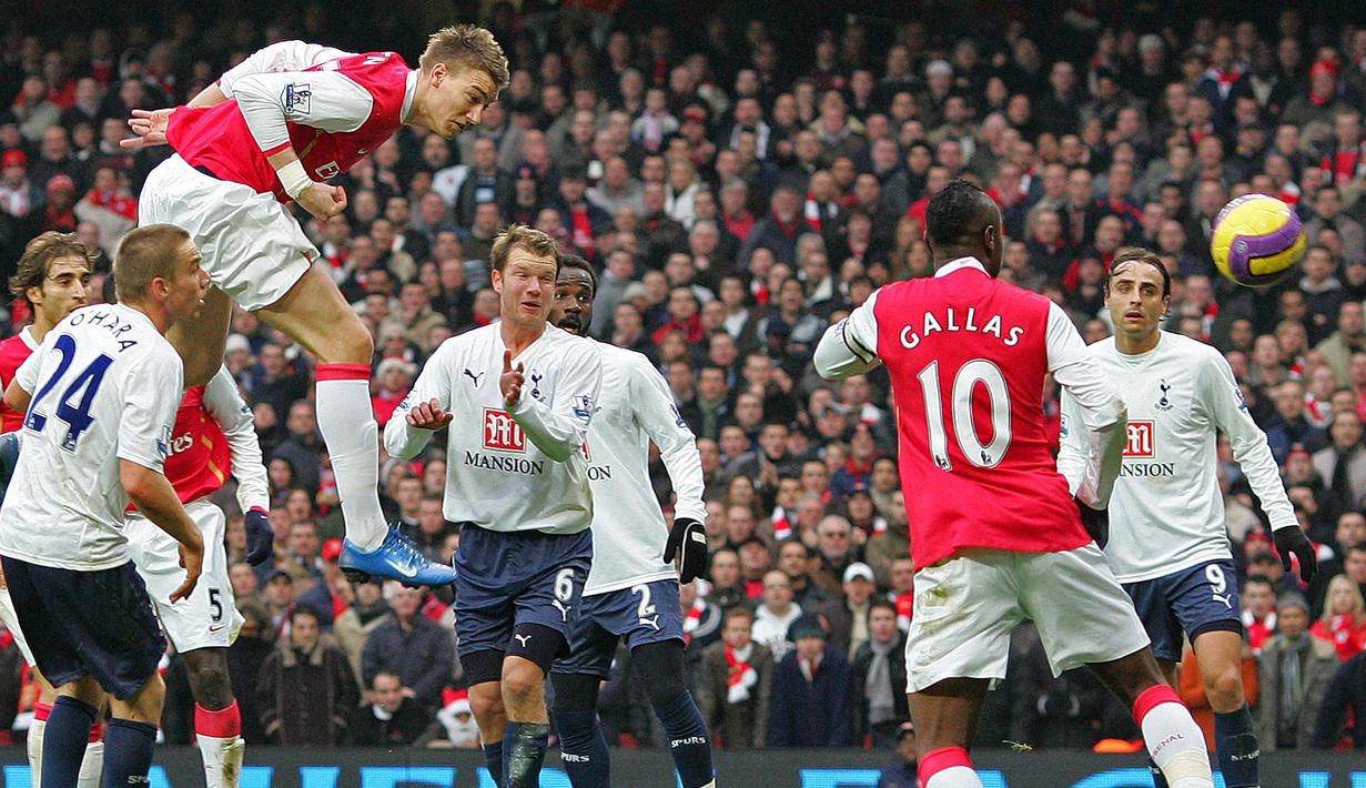 Nicklas Bendtner (kiri) yang kala itu berseragam Arsenal hanya butuh 1,8 detik untuk membobol gawang Tottenham Hotspur pada 22 Desember 2007. (Foto: AFP/Carl De Souza)