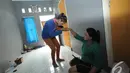 Ninih tinggal bersama kakaknya Teh Lina. Tampak Ninih sedang mencium tangan Teh Lina saat tiba di rumah kontrakannya di daerah Pejompongan, Jakarta. Foto diambil pada Selasa (9/12/2014). (Liputan6.com/Herman Zakharia) 