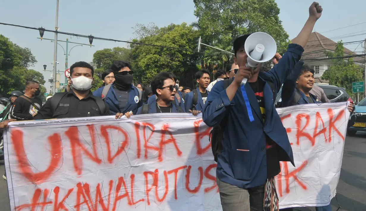 Aksi ini untuk mendesak KPU menjalankan putusan Mahkamah Konstitusi (MK) terkait Undang-Undang Pemilihan Kepala Daerah (UU Pilkada). (merdeka.com/Imam Buhori)