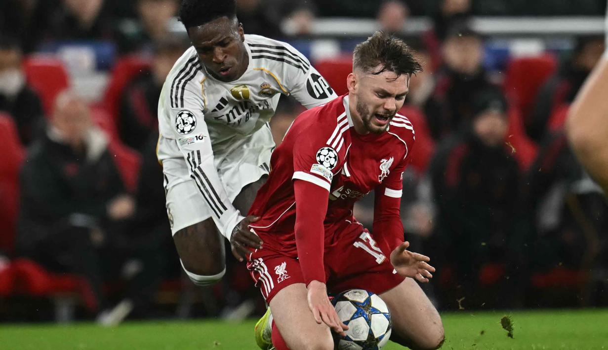 Penyerang Real Madrid asal Brasil, Vinicius Junior (kiri) berebut bola dengan bek Liverpool asal Irlandia Utara, Conor Bradley dalam pertandingan pekan keempat Liga Champions 2025-2026 di Stadion Anfield, Inggris, pada Selasa 4 November 2025 waktu setempat atau Rabu (5/11/2025) dini hari WIB. Tertinggal 0-1, Real Madrid bangkit dan meningkatkan pola permainan. (Paul ELLIS/AFP)