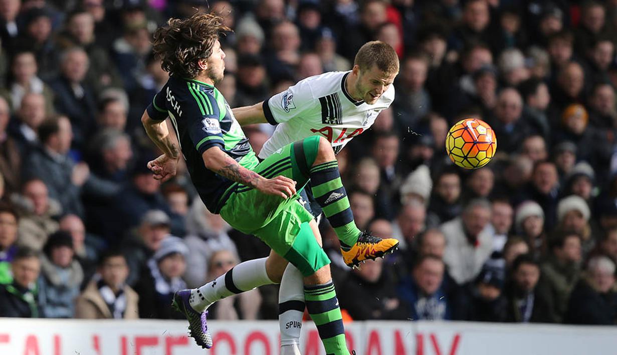 Striker Swansea, Alberto Paloschi, berebut bola dengan bek Tottenham, Eric Dier. Swansea sempat unggul 1-0 melalui gol dari Paloschi pada menit ke-19. (Reuters/Russell Cheyne)