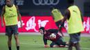 Kiper Arsenal, mengamankan bola saat berlatih di Shanghai, Selasa (18/7/2017). Arsenal akan menghadapi Bayern Munchen pada laga International Champions Cup. (AFP/Johannes Eisele)