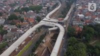 Foto udara suasana pembangunan jalan layang tapal kuda di kawasan Lenteng Agung, Jakarta, Rabu (5/8/2020). Pembangunan jalan layang itu untuk mengurai simpul kemacetan di perlintasan kereta api (KA) Lenteng Agung dan ditargetkan selesai pada Desember 2020. (Liputan6.com/Helmi Fithriansyah)
