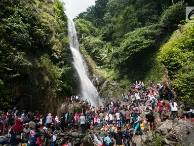 Sejumlah wisatawan menikmati air terjun di Kabupaten Karawang, Jabar, Kamis (29/6). Wisatawan memanfaatkan liburan Lebaran untuk mengunjungi tempat wisata bersama keluarga. (Liputan6.com/Gempur M Surya)