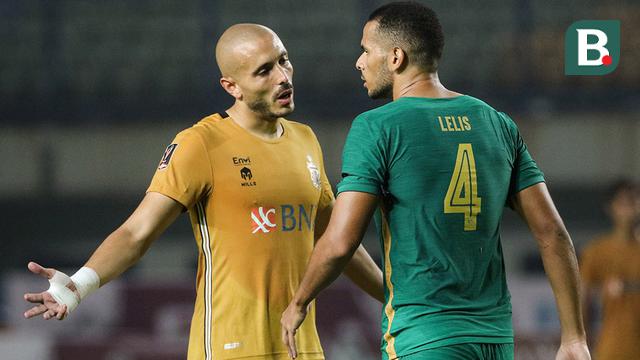 Foto: Aksi Pemain Persebaya saat Bermain Imbang Melawan Bhayangkara FC di Grup C Piala Presiden 2022