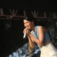 Christie di panggung KapanLagi Buka Bareng BRI Festival 2024, Sabtu (23/3). [Foto: Adrian Putra/Fimela]