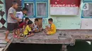 Anak-anak bermain di Kampung Apung, Jakarta, Selasa (26/11/2019). Untuk mengurangi genangan air di Kampung Apung, Pemprov DKI berencana membuat saluran air pada 2020 mendatang, selain itu akan disediakan beberapa pompa mobile saat musim hujan tiba. (Liputan6.com/Herman Zakharia)