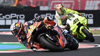 Pembalap Spanyol dari tim Red Bull KTM Factory Racing, Pedro Acosta (kiri), dan pembalap Italia dari tim Pertamina Enduro VR46 Raging, Fabio Di Giannantonio (kanan), berlomba pada sesi kualifikasi Grand Prix Moto GP Hungaria di sirkuit Balaton Park di Balatonfokajar, Hungaria, pada 23 Agustus 2025. (ATTILA KISBENEDEK/AFP)
