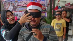 Warga yang tergabung dalam Paguyuban Terminal Bus Kampung Rambutan mengikuti lomba baris berbaris mata tertutup  jelang  peringatan HUT ke-81 Kemerdekaan Republik Indonesia di Terminal Kampung Rambutan, Jakarta, Rabu, 12 Agustus 2026. (KLY/Arie Basuki)