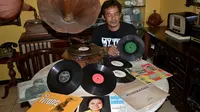 Muhammad Cholil, kolektor gramofon kuno dan radio antik asal Malang, Jawa Timur. (Liputan6.com/Zainul Arifin)