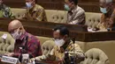 Menteri Dalam Negeri (Mendagri) Tito Karnavian (kanan) menghadiri rapat dengar pendapat (RDP) dengan Komisi II di gedung DPR RI, Jakarta, Selasa (19/1/2021). Rapat tersebut membahas evaluasi pelaksanaan pemilihan kepala daerah (Pilkada) 2020 pada 9 Desember  lalu. (Liputan6.com/Angga Yuniar)