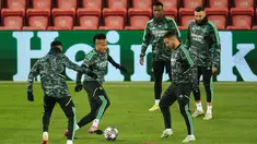 Bek Real Madrid Brasil Eder Militao (kedua kiri) dan gelandang Real Madrid Belgia Eden Hazard (kanan) menghadiri sesi latihan tim di Stadion Anfield di Liverpool, barat laut Inggris pada 20 Februari 2023. Madrid akan bertanding melawan Liverpool pada pertandingan leg pertama babak 16 besar Liga Champions. (AFP/Lindsey Parnaby)