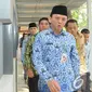 Ahok meluncur ke areal PKL yang sedang dibangun di lapangan IRTI Monas usai memimpin upacara peringatan Hari Pahlawan, Jakarta, Senin (10/11/2014) (Liputan6.com/Herman Zakharia)