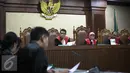 Hakim Ketua mendengar JPU saat sidang perdana Abdul Khoir di Pengadilan Tipikor, Jakarta, Senin (4/4). Dirut PT Windhu Tunggal Utama, Abdul Khoir didakwa memberi suap kepada 4 anggota Komisi V & satu pejabat Kementerian PUPR (Liputan6.com/Faizal Fanani)