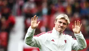 Rasmus Hojlund aat diperkenalkan sebagai pemain Manchester United sebelum pertandingan persahabatan melawan Lens di Old Trafford, Sabtu, 5 Agustus 2023. (Darren Staples/AFP)
