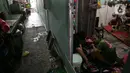 Warga mencuci di rumahnya kawasan Kampung Akuarium, Jakarta, Selasa (17/2/2021). Peningkatan jumlah penduduk miskin Indonesia karena penurunan pendapatan yang dialami oleh hampir seluruh lapisan masyarakat akibat pandemi corona COVID-19. (Liputan6.com/Faizal Fanani)