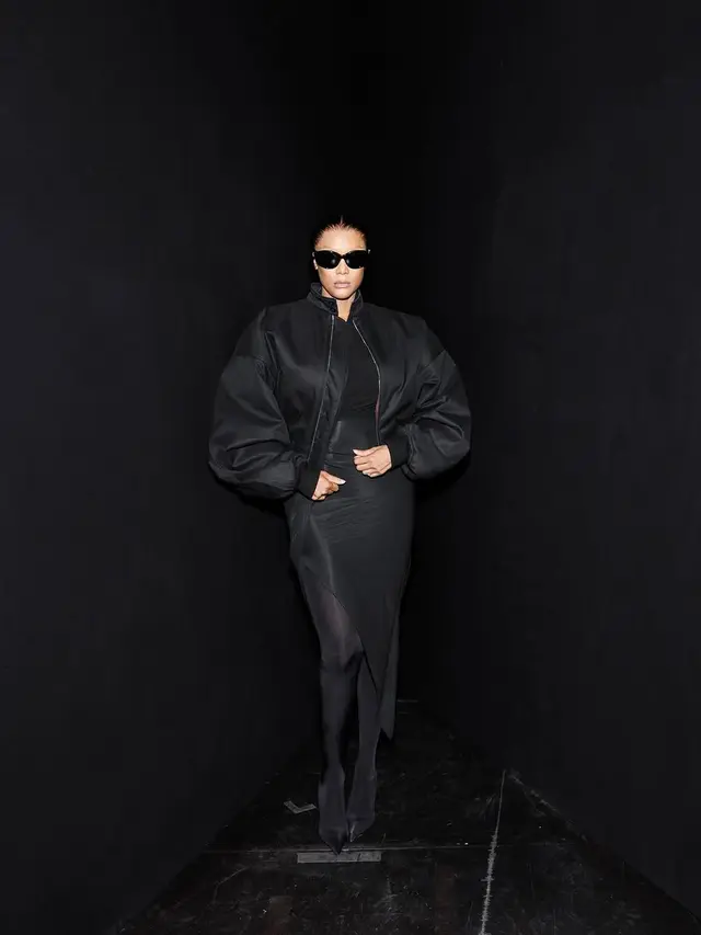 Tyra Banks Tampil Beda dengan Putihkan Alis di Paris Fashion Week Sampai Nyaris Tak Dikenali