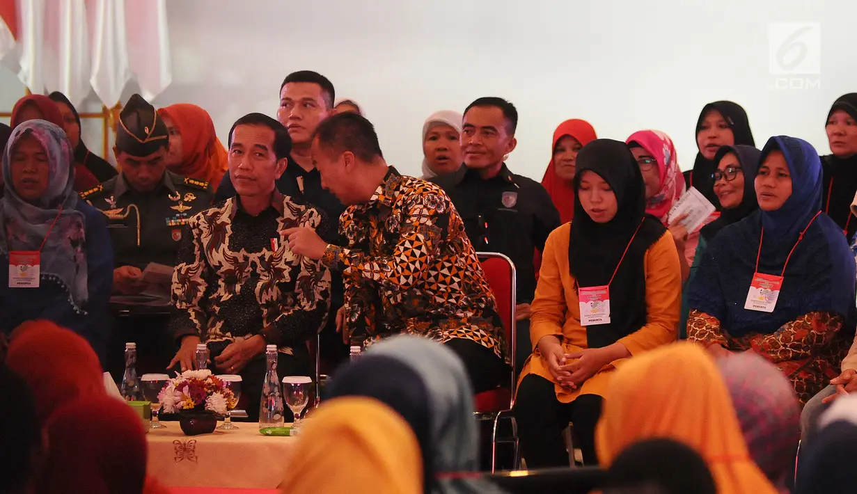 Presiden Joko Widodo berbincang dengan Mensos ‎Agus Gumiwang Kartasasmita saat menyalurkan bansos Program Keluarga Harapan (PKH) dan Bantuan Pangan Non Tunai (BPNT) kepada seribu warga Depok, Jawa Barat, Selasa (12/2). (Liputan6.com/Herman Zakharia)