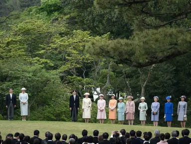 Kaisar Jepang Naruhito (kiri) dan Permaisuri Masako (kedua dari kiri) bersama dengan anggota keluarga kerajaan saat menghadiri pesta taman musim semi di taman kekaisaran Istana Akasaka di Tokyo pada tanggal 23 April 2024. (Yuichi YAMAZAKI/POOL/AFP)