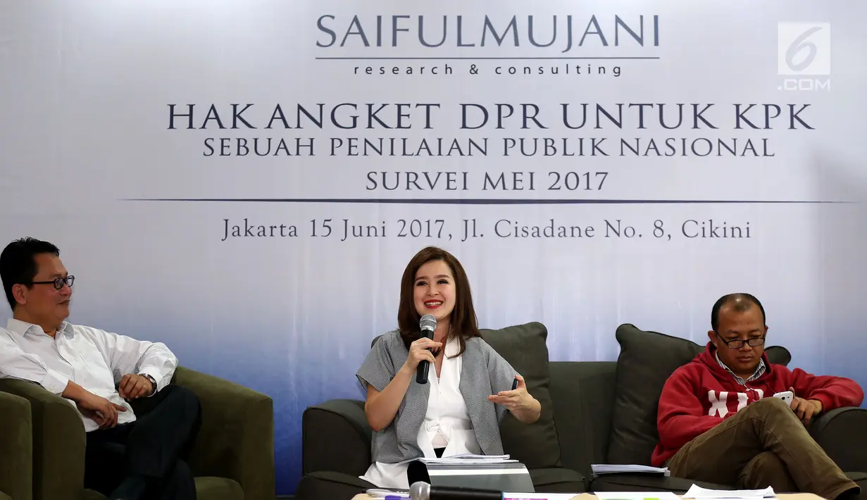 Direktur Program SMRC, Sirojudin Abbas (kiri) bersama Grace Natalie, Ketua DPP PSI (tengah) dan Emerson Junto Pengamat ICW (kanan) saat rilis survei SMRC terkait "Hak Angket DPR untuk KPK", di Jakarta, Kamis (15/6). (Liputan6.com/Johan Tallo) 