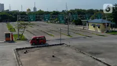 Suasana pelayanan moda transportasi di Terminal Pulogebang, Jakarta, Kamis (7/5/2020). Kementerian Perhubungan (Kemenhub) mengumumkan membuka kembali akses layanan moda transportasi umum mulai Kamis (7/5) ini, namun hal itu tidak membuat terminal menjadi ramai. (merdeka.com/Imam Buhori)