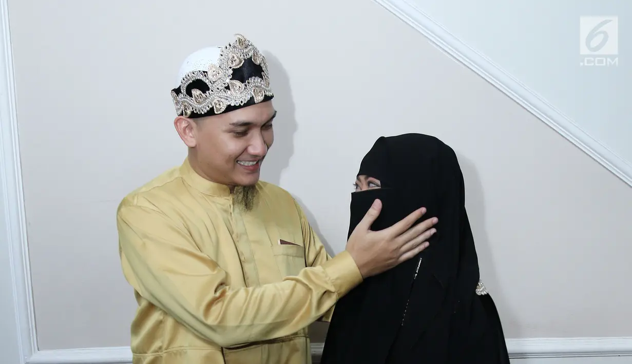 Pesinetron Egi John bersama istri, Kamilia Yasmin usai malangsungkan pernikahan di kawasan Cinere, Jakarta, Sabtu (1/7). Egi akhirnya resmi melepas status duda dan menikah untuk kedua kalinya dengan Kamilia Yasmin. (Liputan6.com/Herman Zakharia)