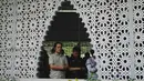 Sejumlah masjid di Jakarta ramai dipenuhi jamaah yang akan menunaikan salat Jumat. Tampak dalam foto, para pria melaksanakan salat Jumat di sebuah masjid selama bulan suci Ramadhan di Jakarta, Jumat 20 Februari 2026. (AP Photo/Dita Alangkara)