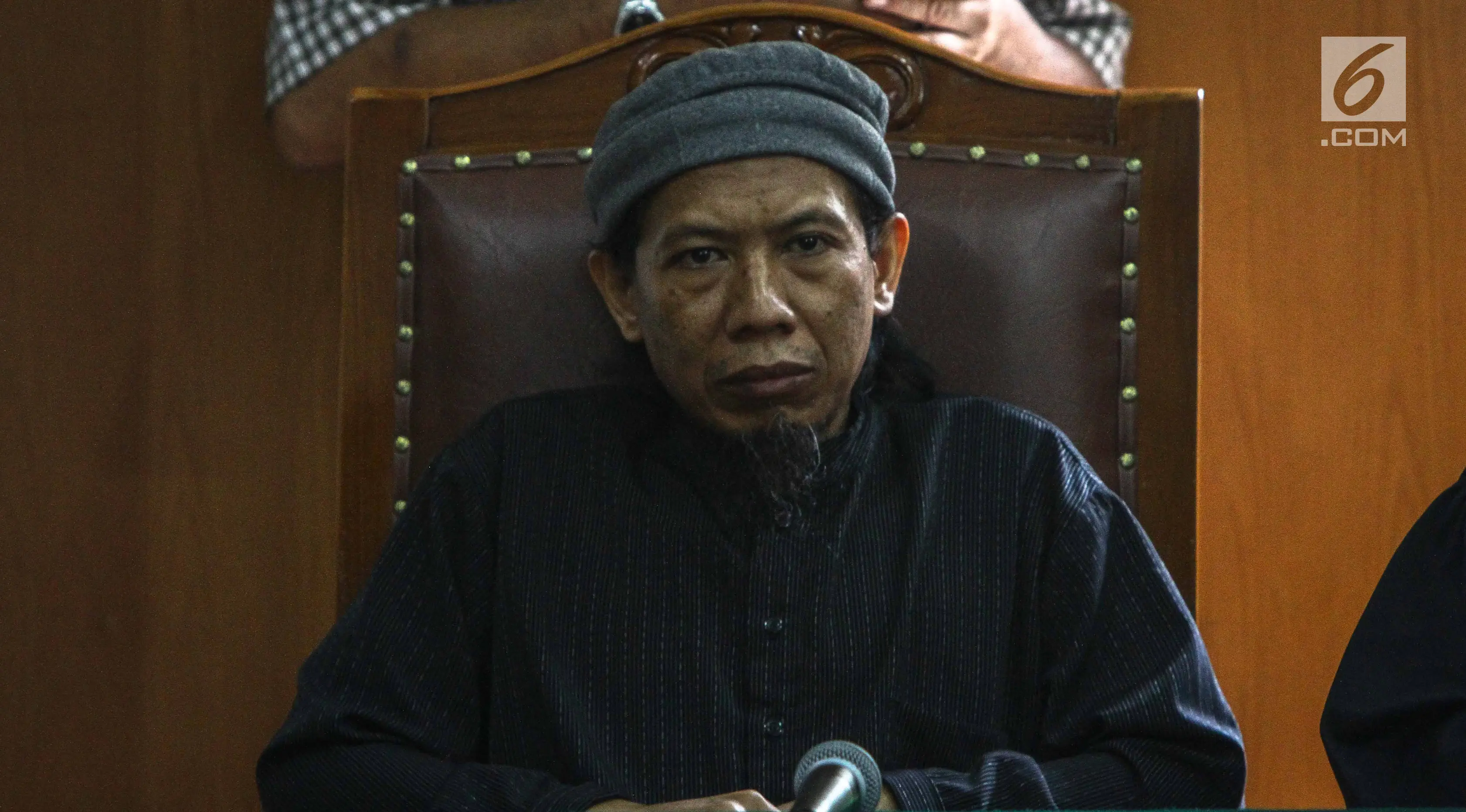 Terdakwa Oman Rochman alias Aman Abdurrahman menjalani persidangan lanjutan di Pengadilan Negeri Jakarta Selatan, Selasa (27/3). Aman diadili terkait kasus ledakan bom di Jalan Thamrin. (Liputan6.com/Faizal Fanani)