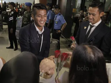 Bek Indonesia, I Putu Gede, saat tiba di Bandara Soekarno-Hatta, Tangerang, Rabu, (30/8/2017). Pemain Indonesia disambut para fans sepulangnya dari SEA Games di Malaysia. (Bola.com/M Iqbal Ichsan)
