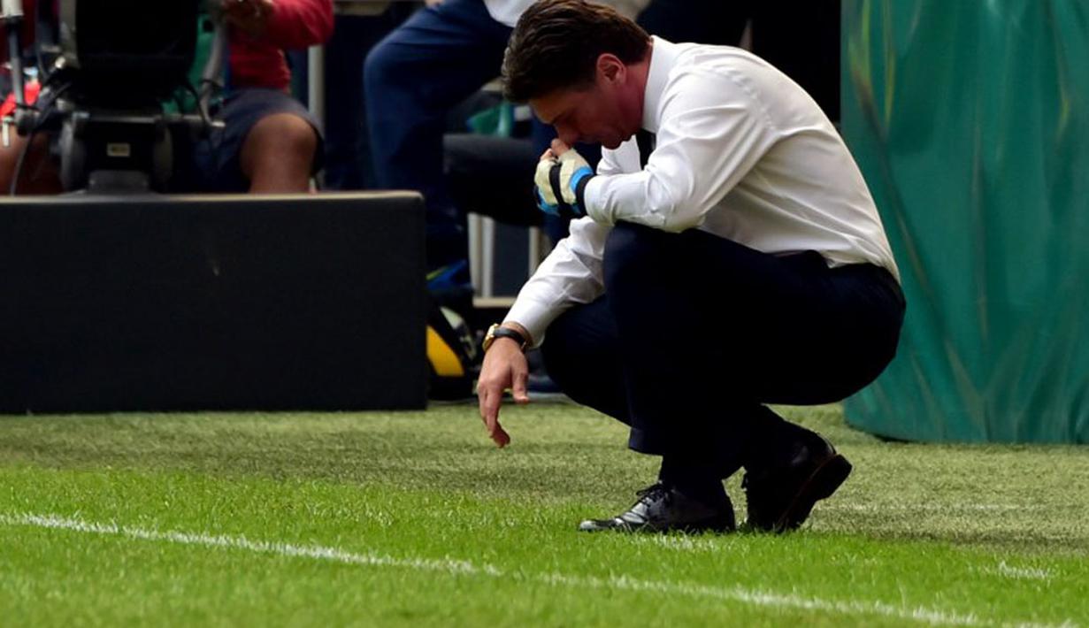 Pelatih Inter Milan, Walter Mazzarri, tertunduk usai dikalahkan Cagliari 1-4 di Stadion San Siro, Milan, (28/9/2014). (AFP PHOTO/Giuseppe Cacace)