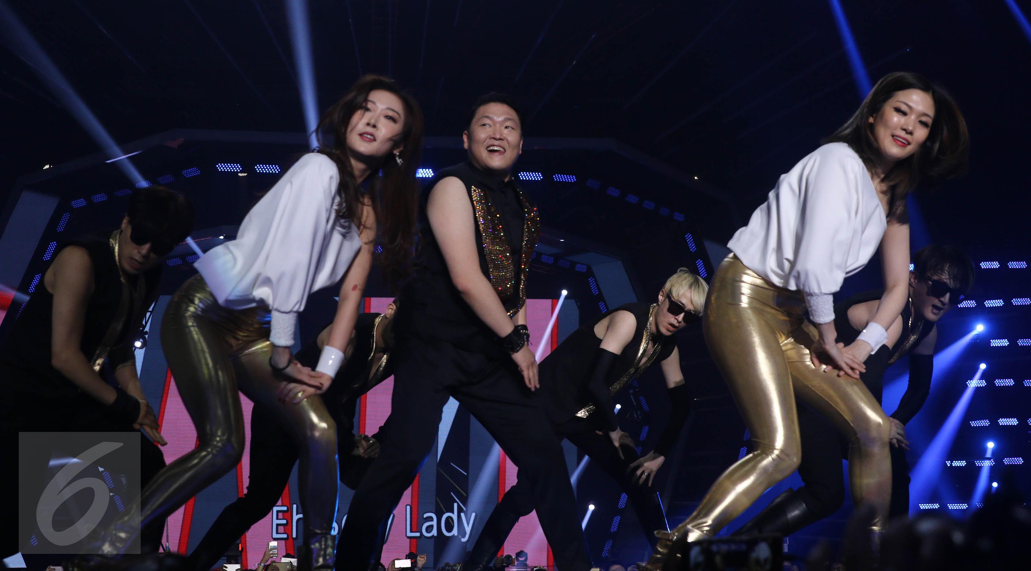 PSY bersama para dancer saat menghibur penonton dalam acara Oppo Selfie Fest di ICE Tangerang, Banten, Kamis (24/11). PSY yang berhasil membuat para penonton bergoyang saat acara tersebut. (Liputan6.com/Herman Zakharia)