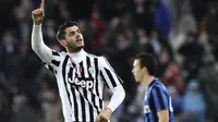 Striker Juventus, Alvaro Morata bereaksi usai merobek jala Inter Milan, di Juventus Stadium (28/2/2016). Morata mendapat rayuan untuk kembali lagi ke Real Madrid.  (Reutes/Giorgio Perottino)