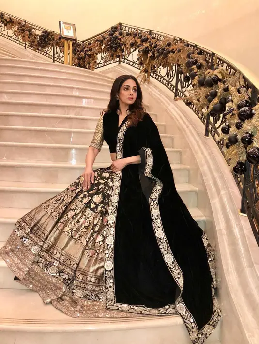 Kalau yang satu ini, Sridevi memakai sari berwarna hitam dan tampak glamor. Rambut pirangnya juga dibiarkan terurai. Tak heran jika si cantik yang satu ini meninggalkan kesedihan pasca meninggal dunia. (Instagram/sridevi.kapoor)