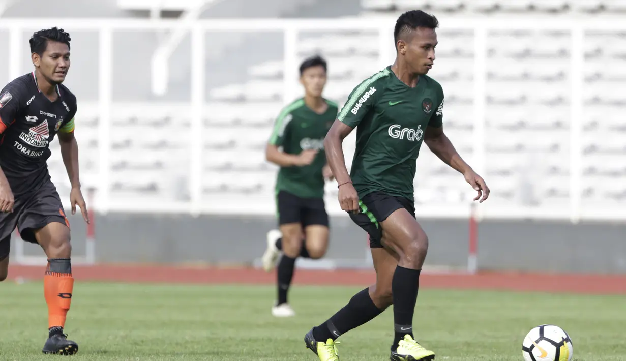 Striker Timnas Indonesia U-23, Osvaldo Haay, menggiring bola saat melawan Semen Padang pada laga ujicoba di Stadion Madya, Jakarta, Selasa (12/3). Keduanya bermain imbang 2-2. (Bola.com/Vitalis Yogi Trisna)