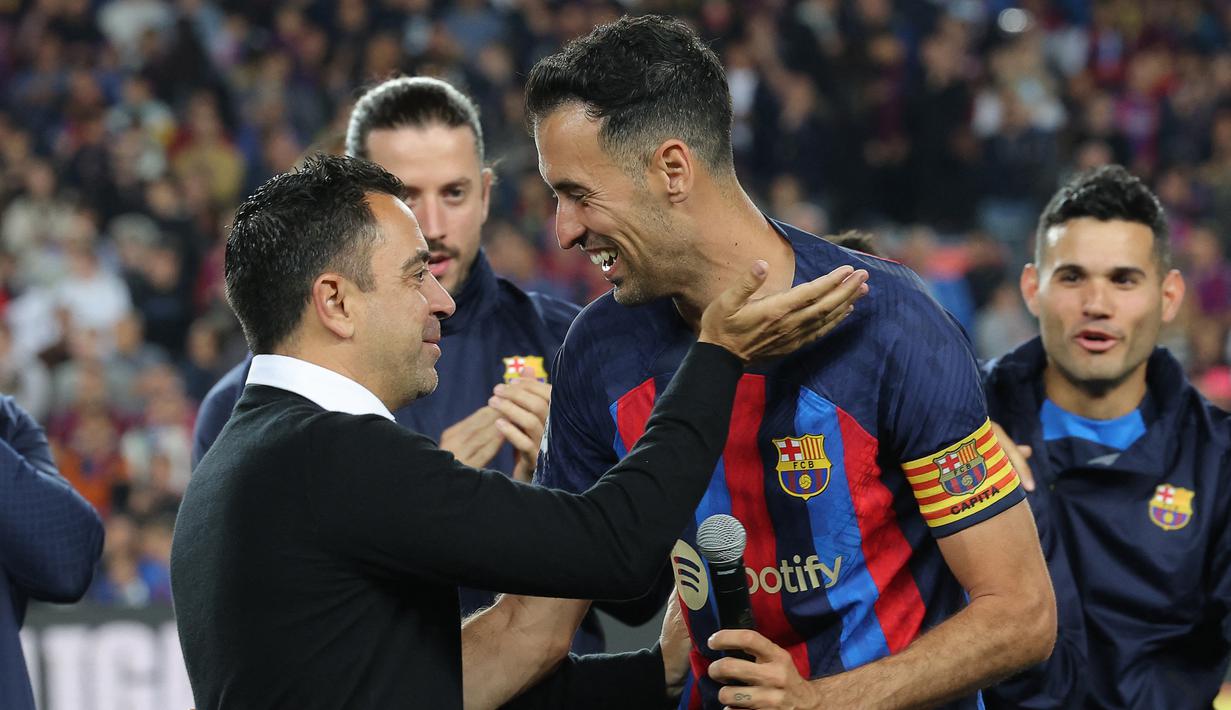 Gelandang Barcelona, Sergio Busquets mendapat ucapan selamat dari pelatih Xavi Hernandez setelah laga terakhirnya bersama Barcelona menghadapi Real Sociedad pada laga Liga Spanyol 2022/2023 di Camp Nou Stadium, Barcelona (20/5/2023). Sergio Busquets telah membela Barcelona sejak dipromosikan dari akademi La Masia pada awal muism 2008/2009. Kontraknya bersama Barcelona habis pada 30 Juni 2023 dan diprediksi akan menemani Lionel Messi di Inter Miami. (AFP/Lluis Gene)